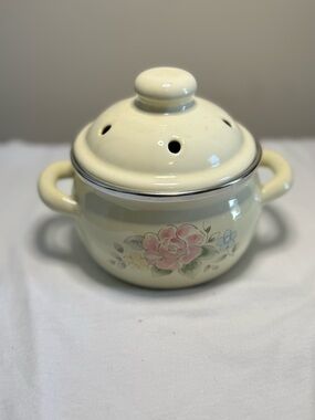 Vintage Pflatzraffe potpourri pot, marked on inside with use. Otherwise good.